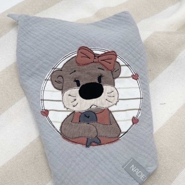 Halstuch "Button Otterdame mit Fisch"
